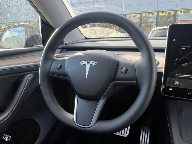 Tesla Model Y 18