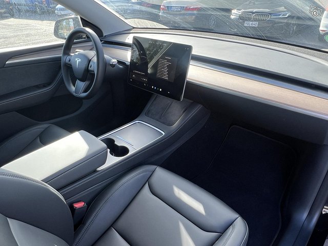 Tesla Model Y 21