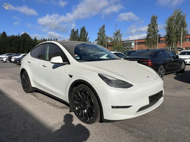 Tesla Model Y 2