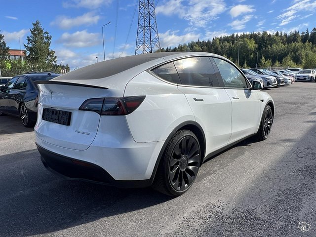 Tesla Model Y 4