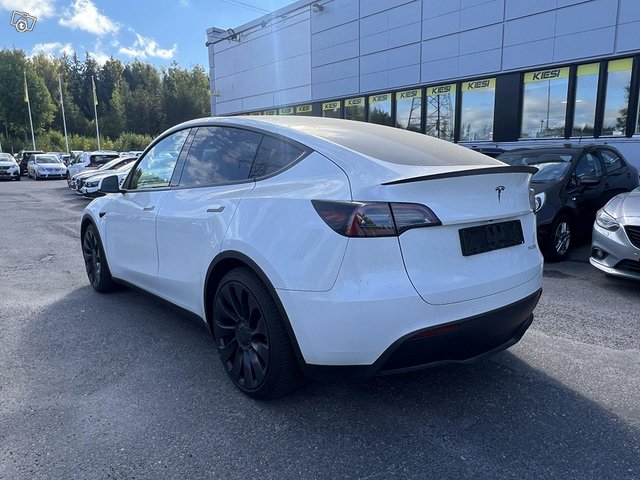 Tesla Model Y 5