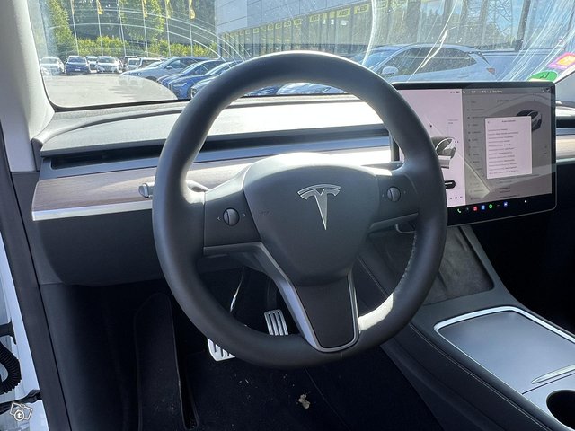 Tesla Model Y 8