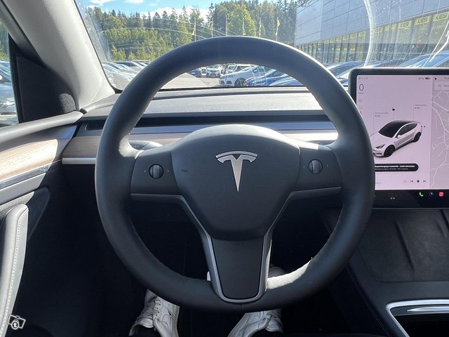 Tesla Model Y 12