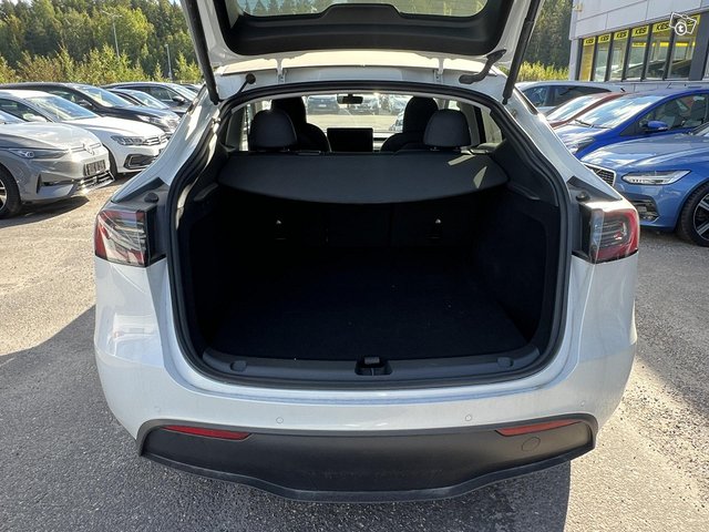 Tesla Model Y 18