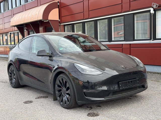 Tesla Model Y 2