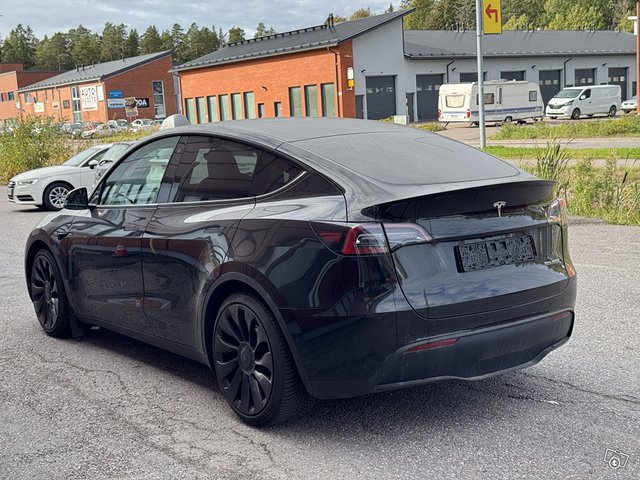 Tesla Model Y 4