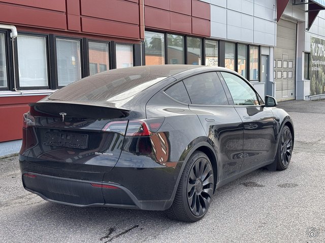 Tesla Model Y 5