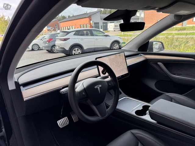 Tesla Model Y 8