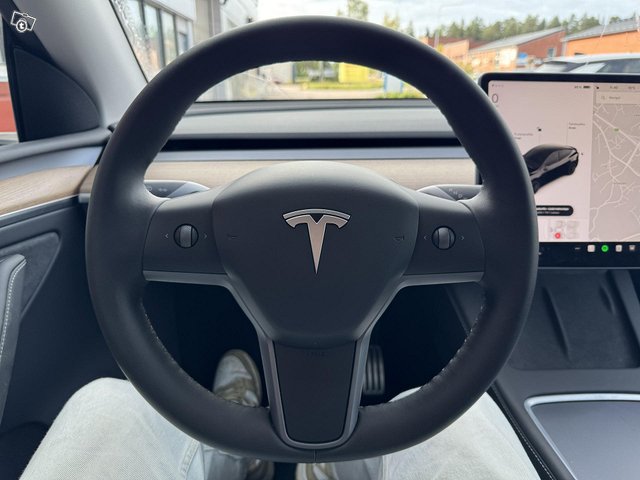 Tesla Model Y 15