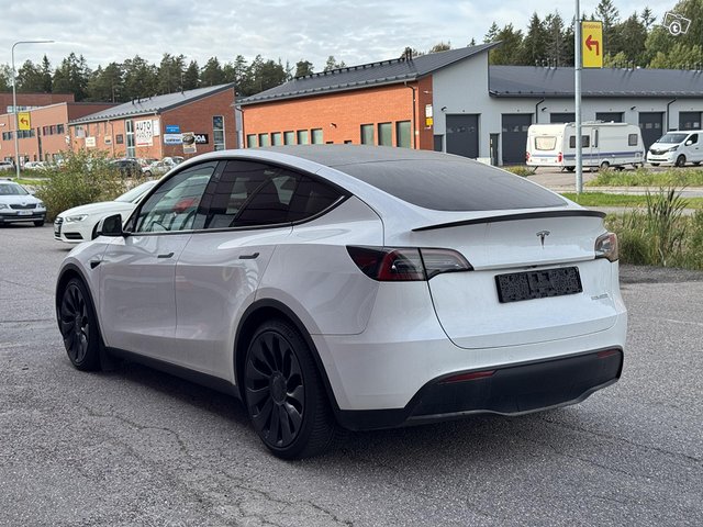 Tesla Model Y 4