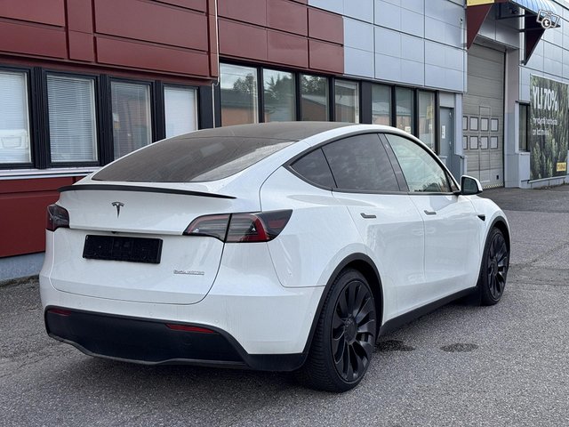 Tesla Model Y 5