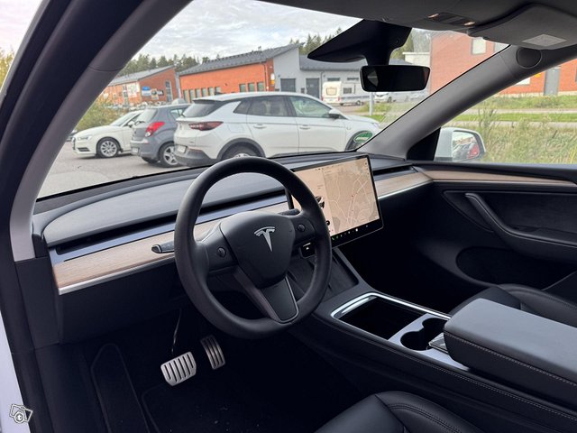 Tesla Model Y 7