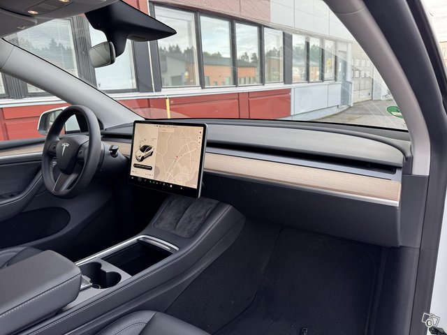 Tesla Model Y 10