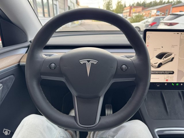 Tesla Model Y 13