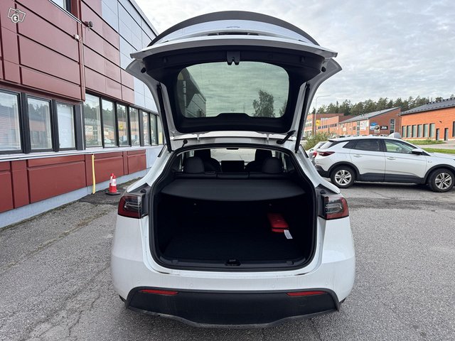 Tesla Model Y 23