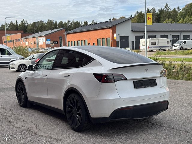 Tesla Model Y 4