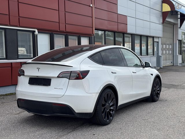 Tesla Model Y 5