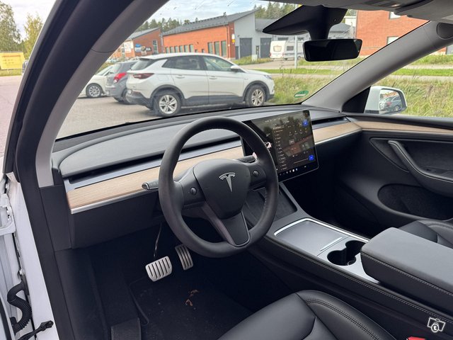 Tesla Model Y 7