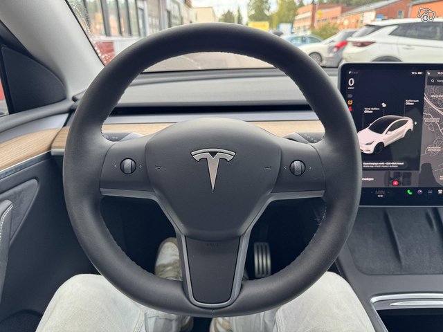 Tesla Model Y 11