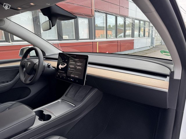 Tesla Model Y 21