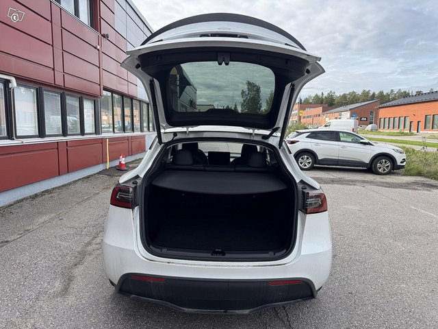 Tesla Model Y 23