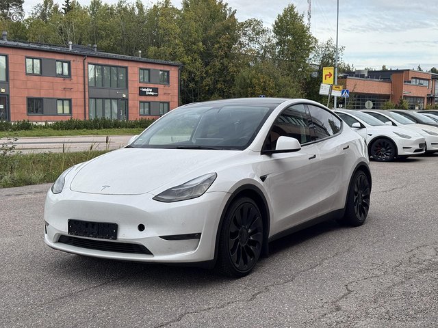 Tesla Model Y 2