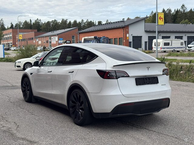 Tesla Model Y 4