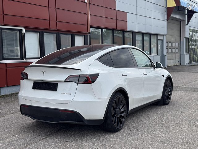 Tesla Model Y 5