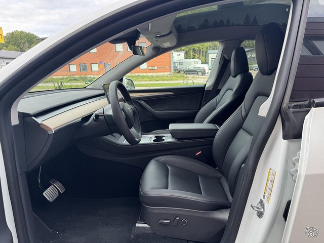 Tesla Model Y 8