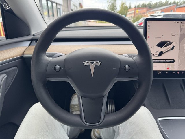 Tesla Model Y 10