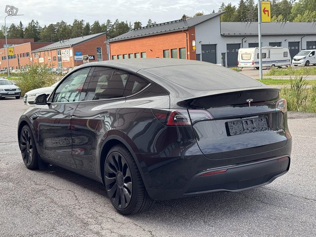 Tesla Model Y 4