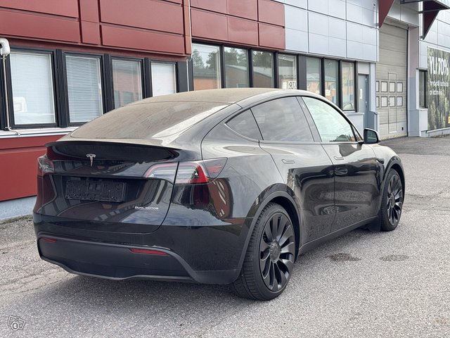 Tesla Model Y 5