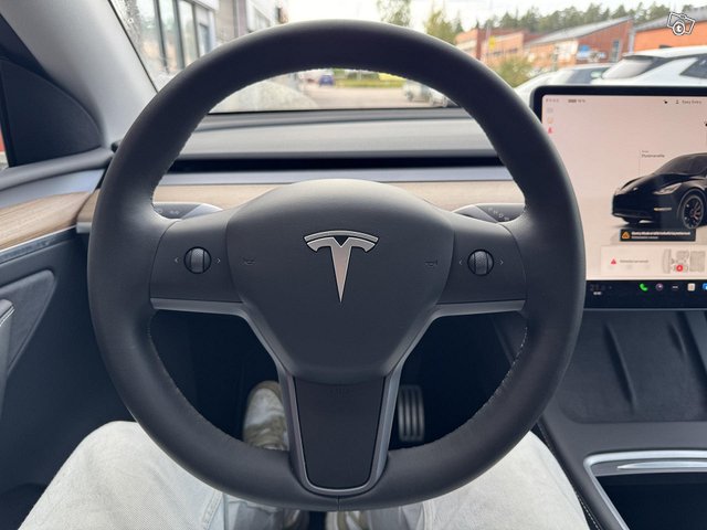 Tesla Model Y 8