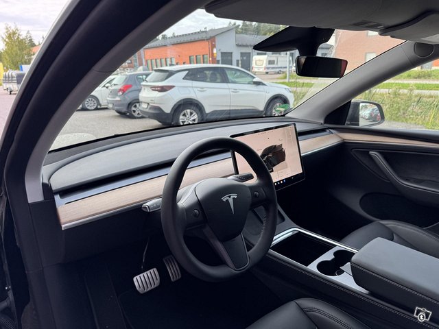 Tesla Model Y 14