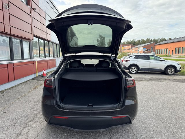 Tesla Model Y 22