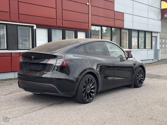 Tesla Model Y 4