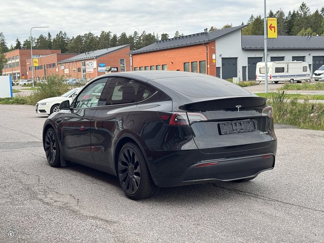 Tesla Model Y 5