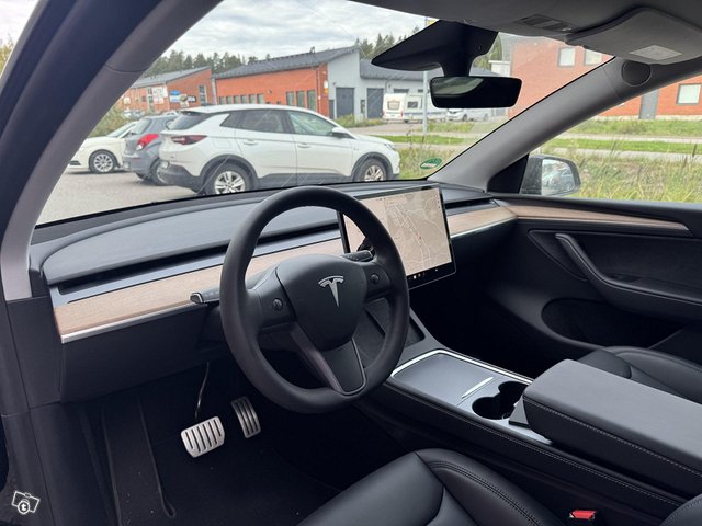 Tesla Model Y 7