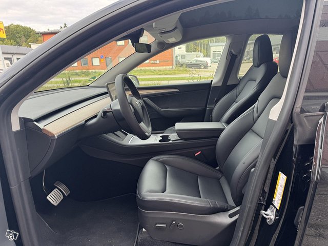 Tesla Model Y 8