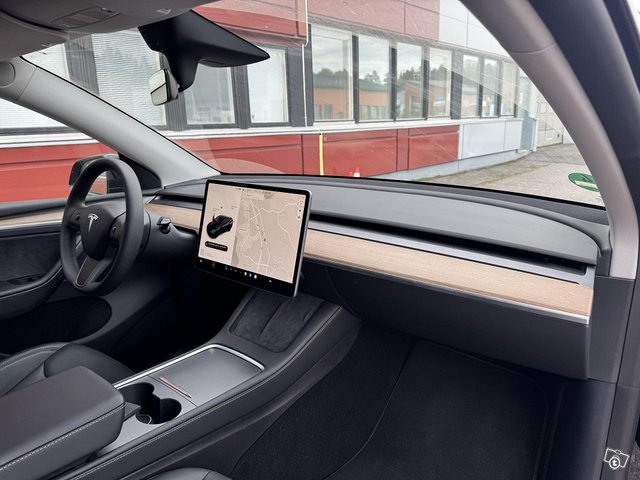 Tesla Model Y 24