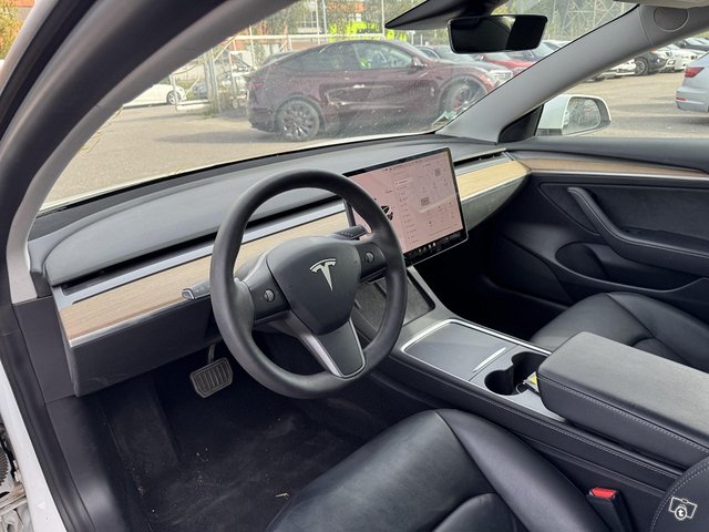 Tesla Model 3 6