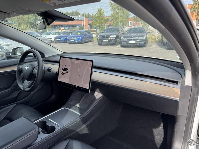 Tesla Model 3 21