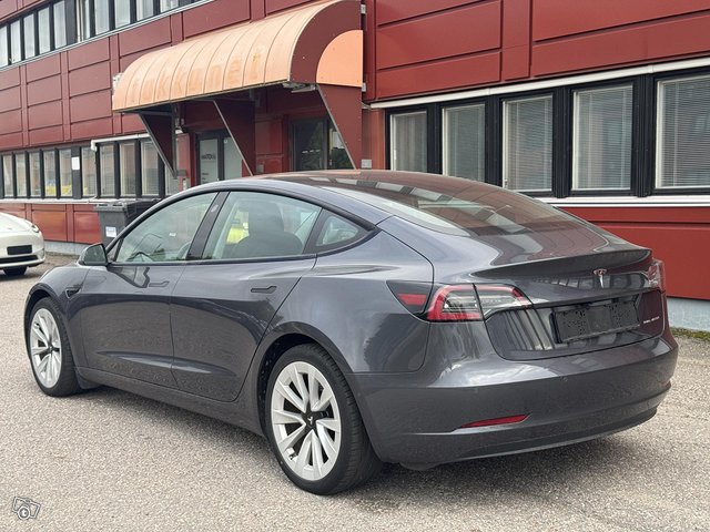 Tesla Model 3 4