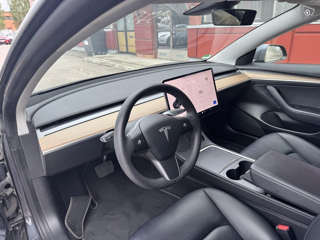 Tesla Model 3 7