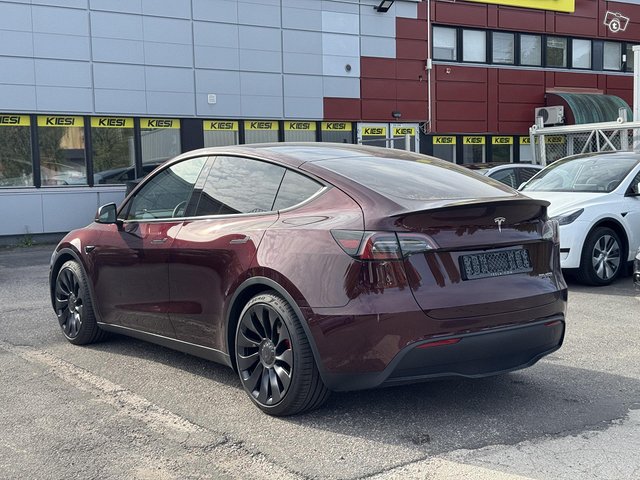 Tesla Model Y 4