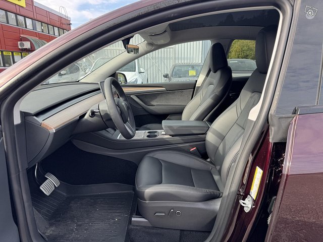 Tesla Model Y 7