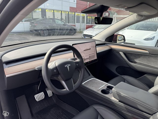 Tesla Model Y 8