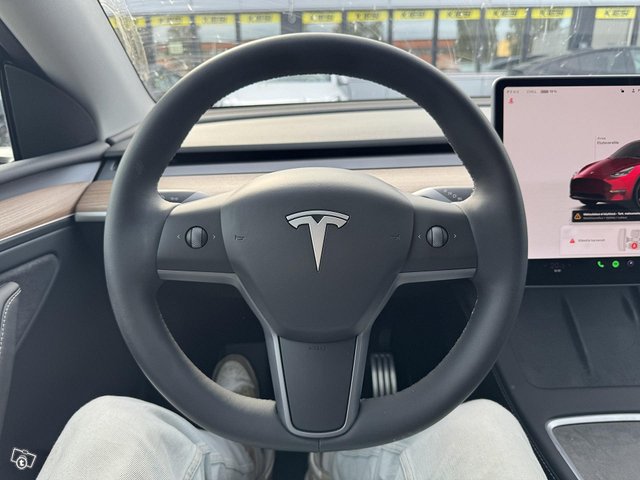 Tesla Model Y 9