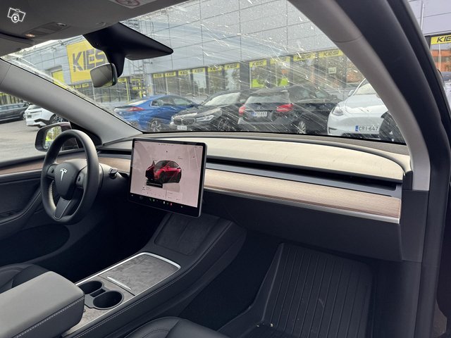 Tesla Model Y 13