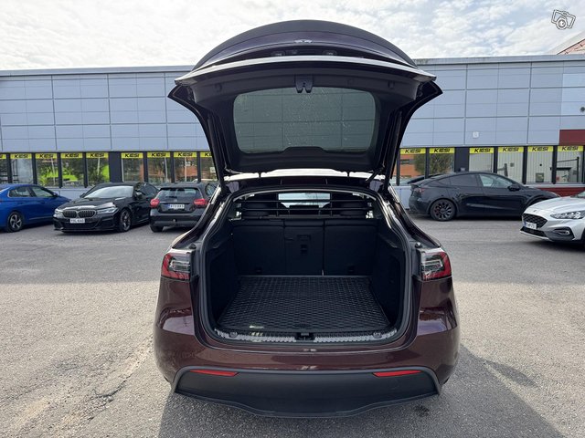 Tesla Model Y 18